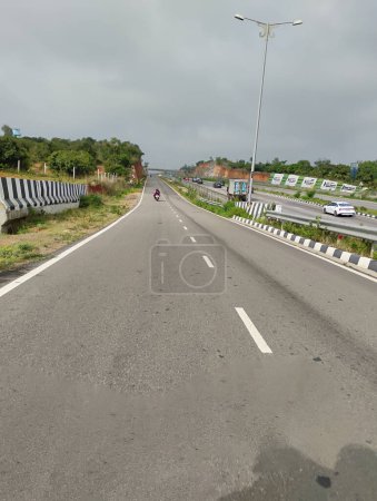 Foto de Ramanagara, Karnataka, India-2 de junio de 2024: Primer plano de la hermosa vista de la colina desde la carretera desde Mysuru y la autopista Bengaluru cerca del Ramanagara. - Imagen libre de derechos