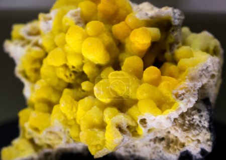 Foto de Greenockite es un mineral hexagonal raro, químicamente sulfuro de cadmio (sulfuro) - CdS. - Imagen libre de derechos