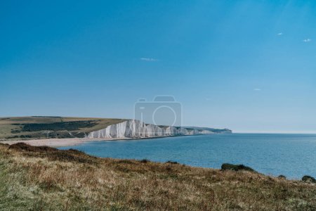 Foto de The Coast Guard Cottages and Seven Sisters Chalk Cliffs just outside Eastbourne, Sussex, England, UK. High quality photo - Imagen libre de derechos