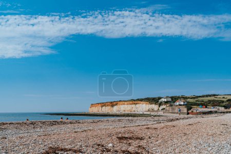Foto de The Coast Guard Cottages and Seven Sisters Chalk Cliffs just outside Eastbourne, Sussex, England, UK. High quality photo - Imagen libre de derechos