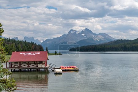 Foto de Hermosa vista del lago en las montañas - Imagen libre de derechos