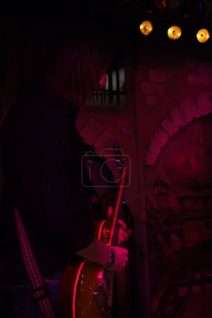 Téléchargez les photos : Le guitariste joue de la guitare au pub - en image libre de droit