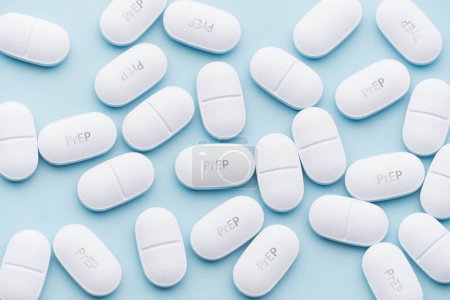 Foto de Comprimidos de PrEP (profilaxis previa a la exposición) sobre fondo azul. Medicamentos antivirales utilizados para prevenir la infección por VIH. - Imagen libre de derechos