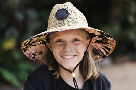 Foto de Una joven australiana de 11 años con un sombrero de ala ancha - Imagen libre de derechos