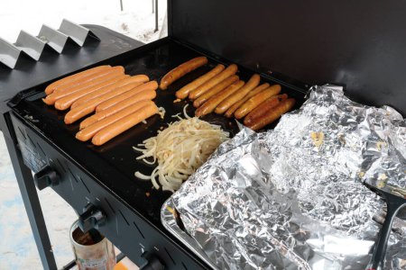 Téléchargez les photos : Un barbecue australien traditionnel saucisse grésille, saucisses cuisson sur un barbecue - en image libre de droit