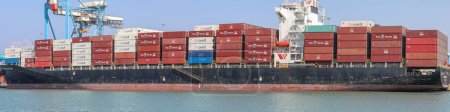 Foto de MSC Mega Container Ship atracado en puerto de envío Haifa. - Imagen libre de derechos