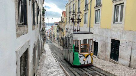 Foto de Lisbones inclinados y tranvía Bica. - Imagen libre de derechos