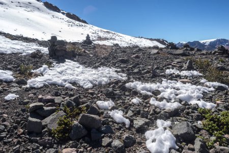 Téléchargez les photos : La neige fond sur la montagne enneigée Auzangate. Effet du changement climatique. - en image libre de droit