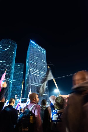Téléchargez les photos : TEL AVIV, ISRAEL - January 21, 2023: Israelis protest in Tel Aviv against plans by prime minister Benjamin Netanyahu new government to trample the legal system and the supreme court. High quality - en image libre de droit