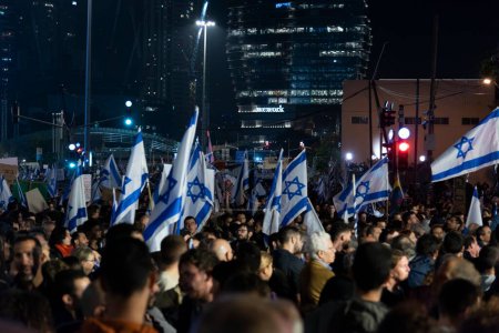 Téléchargez les photos : TEL AVIV, ISRAEL - January 21, 2023: Israelis protest in Tel Aviv against plans by prime minister Benjamin Netanyahu new government to trample the legal system and the supreme court. High quality - en image libre de droit