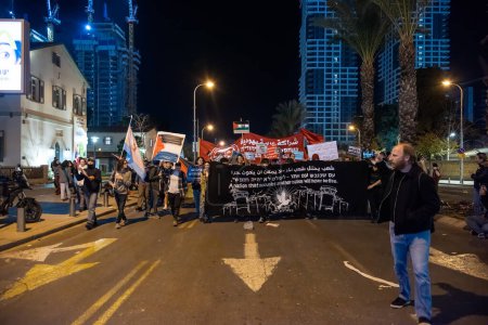 Foto de TEL AVIV, ISRAEL - January 21, 2023: Israelis protest in Tel Aviv against plans by prime minister Benjamin Netanyahu new government to trample the legal system and the supreme court. High quality - Imagen libre de derechos
