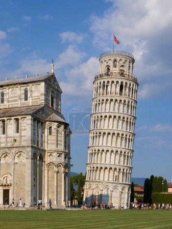 La torre inclinada situada en Pisa, Italia