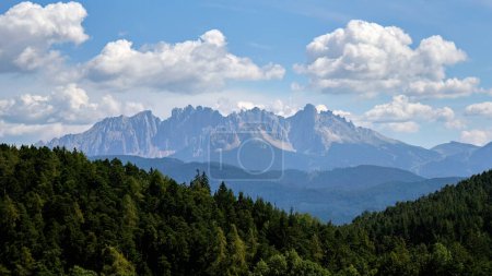Téléchargez les photos : Les magnifiques et étonnantes montagnes de Dolomite en Italie - en image libre de droit