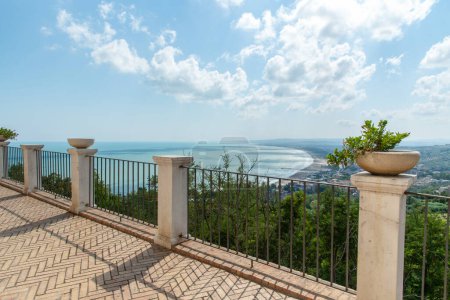 Téléchargez les photos : Vasto, Abruzzes, Italie, 10-05-2023. Panorama de la mer depuis la terrasse - en image libre de droit