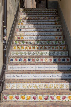 Foto de Vasto, Italia, 09-10-2023. Escalera Rossetti, Alrededor de 60 estudiantes pintaron quinientos azulejos que se utilizaron para cubrir y adornar la escalera en cuestión - Imagen libre de derechos