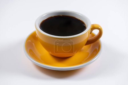 Téléchargez les photos : Boisson caféine fraîche brassée dans une tasse en céramique jaune dans un café - en image libre de droit