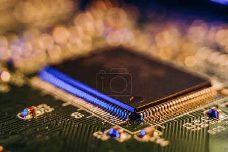 Foto de Escasez de chips en la fabricación de automóviles. Producción de alta tecnología de chips electrónicos y tableros de control electrónicos. - Imagen libre de derechos