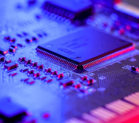Foto de Escasez de chips en la fabricación de automóviles. Producción de alta tecnología de chips electrónicos y tableros de control electrónicos. - Imagen libre de derechos