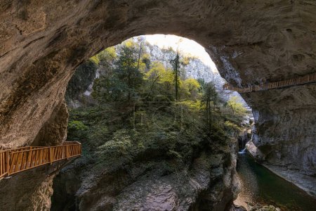 Téléchargez les photos : Canyon Horma, parc national des montagnes Kure, Kastamonu, Turquie. Chemin de randonnée en bois. - en image libre de droit