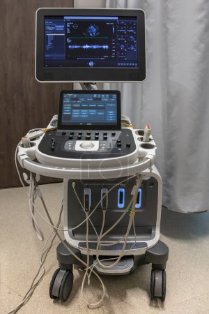 Foto de Fondo del equipo médico, máquina de ultrasonido de primer plano. Aparato de diagnóstico ultrasónico, lugar para texto. - Imagen libre de derechos