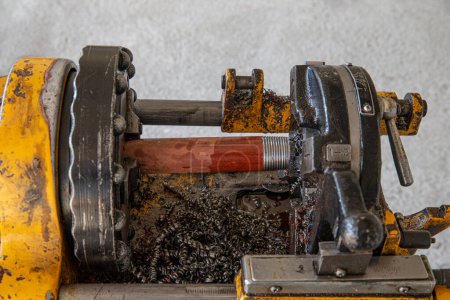 Téléchargez les photos : Machine de biseautage de tuyau de fer. Technicien est rainuré tuyau d'acier. Rainure de tuyau de lutte contre l'incendie Installez le système d'arrosage. Ouvrier coupant des barres de fer - en image libre de droit
