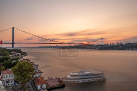 Foto de Istanbul Bosphorus Bridge at sunset. 15 July Martyrs Bridge. Sunset view from Beylerbeyi. Istanbul, Turkey Long Exposure. - Imagen libre de derechos