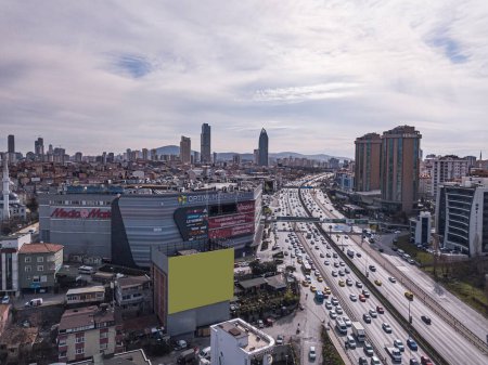 Téléchargez les photos : Istanbul, Atasehir, 09 mars 2023 ; Istanbul Optimum shopping mall drone footage. Vue aérienne du quartier Istanbul Kadikoy Goztepe. - en image libre de droit