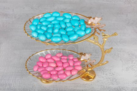 Téléchargez les photos : Bonbons aux amandes colorées dans le bol de bonbons en cristal élégant, bonbons aux amandes. Le concept de la fête du sucre. (nom turc ; Ramadan - Ramazan bayrami, Seker bayrami). - en image libre de droit