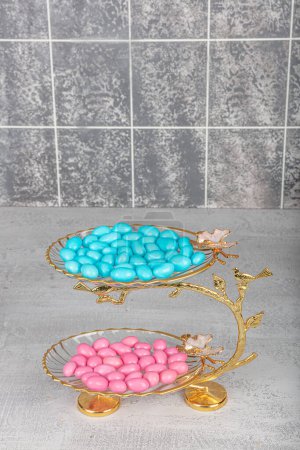 Téléchargez les photos : Bonbons aux amandes colorées dans le bol de bonbons en cristal élégant, bonbons aux amandes. Le concept de la fête du sucre. (nom turc ; Ramadan - Ramazan bayrami, Seker bayrami). - en image libre de droit