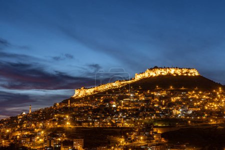 Téléchargez les photos : La ville de Mardin, Turquie. Outre ses maisons en pierre et sa texture historique, Mardin impressionne les touristes par sa vue nocturne. Longue exposition photo de haute qualité. - en image libre de droit