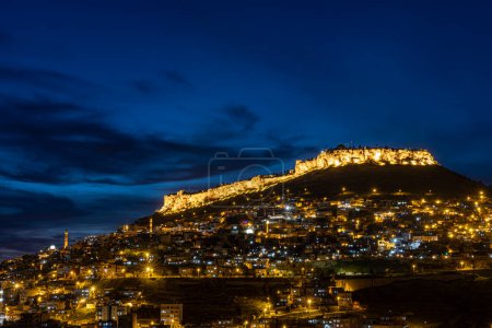Téléchargez les photos : La ville de Mardin, Turquie. Outre ses maisons en pierre et sa texture historique, Mardin impressionne les touristes par sa vue nocturne. Longue exposition photo de haute qualité. - en image libre de droit