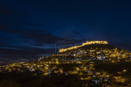 Die Stadt Mardin, Türkei. Neben seinen Steinhäusern und der historischen Textur beeindruckt Mardin die Touristen mit seinem nächtlichen Ausblick. Langzeitbelichtung Foto in hoher Qualität.