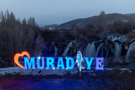 Téléchargez les photos : Van, Turquie - 5 mars 2023 ; Muradiye Waterfall in Muradiye District.Van, Turquie. Beau paysage de cascade en hiver. Cascade est une merveille naturelle près du lac Van. - en image libre de droit