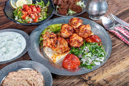 Téléchargez les photos : Cuisine turque poulet shish. Brochette de poulet, kebab de poulet aux légumes grillés. - en image libre de droit