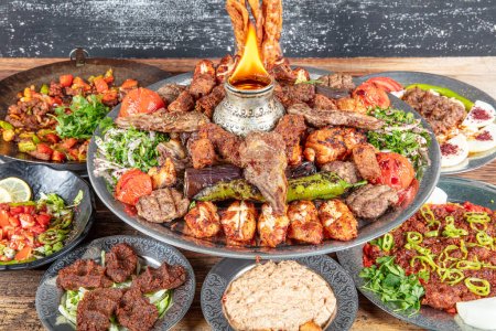 Mezcla tradicional turca y árabe Vali Kebab Plate dentro de Adana, Urfa, Pollo, Cordero, Hígado y Carne de vacuno sobre pan sobre fondo de madera copiar espacio