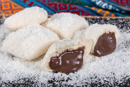 Téléchargez les photos : Chocolate Delight est recouvert de noix de coco. Délice turc Chocolat, noix de coco Délice turc Délice turc et bonbons. - en image libre de droit