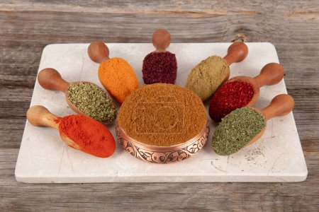 Foto de Siete tipos de mezcla de especias es una especia aromática que es indispensable en la cocina turca. Mezcla de pimientos rojos secos y otras especias. - Imagen libre de derechos