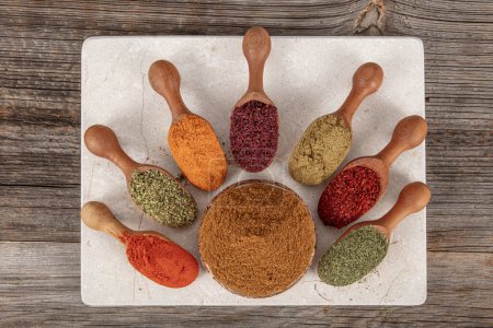 Téléchargez les photos : Sept types de mélange d'épices est une épice aromatique qui est indispensable dans la cuisine turque. Mélange de poivrons rouges séchés et d'autres épices. - en image libre de droit