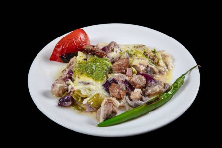 Téléchargez les photos : Cuisine traditionnelle turque provenant de l'Empire ottoman. Tave kosi est un plat national albanais d'agneau cuit au four et de riz avec du yaourt en gros plan dans une casserole sur la table.Nom turc ; Elbasan tava. - en image libre de droit