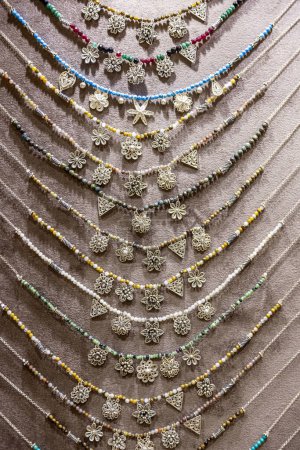 Téléchargez les photos : Détail d'un magasin à Midyat, Mardin, où des bagues, des colliers et des perles assyriennes en argent sont vendus. - en image libre de droit