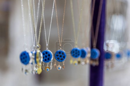 Téléchargez les photos : Détail d'un magasin à Midyat, Mardin, où des bagues, des colliers et des perles assyriennes en argent sont vendus. - en image libre de droit