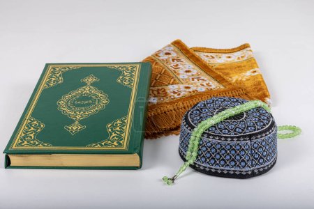 Téléchargez les photos : Un endroit magnifique où le Coran et les perles de prière sont exposés sur des tapis de prière. Ensemble d'accessoires de prière religieuse islamique, chapelet du Coran sur tapis de prière, vue de dessus. - en image libre de droit