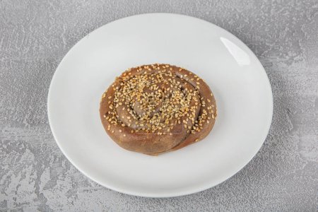 Glutenfreie Lebensmittel. Buchweizenmehl Rosengebäck mit Sesam. Hausgemachte gebackene Brötchen aus rohem Buchweizen mit Sesam. Gesundes und Ernährungskonzept.