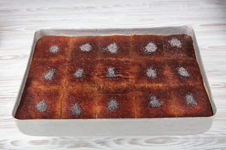 Revani. pâtisserie de semoule douce, dessert traditionnel turc. Un dessert de la cuisine turque traditionnelle ; gâteau au pavot, sucré. (nom turc ; Hashasli revani)).