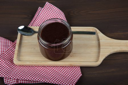 Téléchargez les photos : Pudding bol de crème au chocolat. Pudding au chocolat sur table blanche. - en image libre de droit
