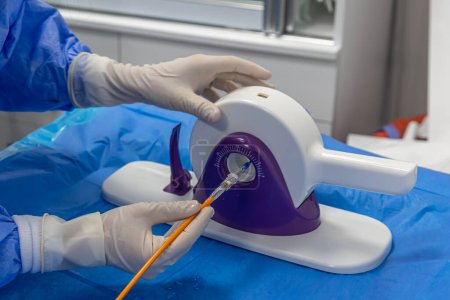 Einweg-Crimpwerkzeug für Herzklappen. Im Operationssaal bereitet der Arzt die Herzklappe für die Transplantation zum Patienten mit einem Herzklappen-Crimpwerkzeug vor.