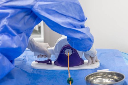 Outil de sertissage de valve cardiaque jetable. Dans la salle d'opération, le médecin prépare la valve cardiaque pour la transplantation au patient avec un outil de sertissage de valve cardiaque.