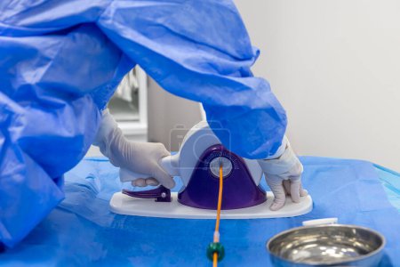 Einweg-Crimpwerkzeug für Herzklappen. Im Operationssaal bereitet der Arzt die Herzklappe für die Transplantation zum Patienten mit einem Herzklappen-Crimpwerkzeug vor.