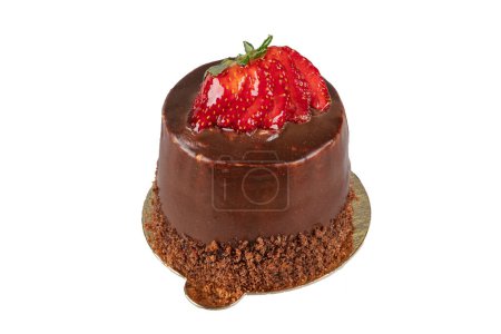 Gâteau de fête. Gâteau au chocolat décoré de bleuets, biscuits et chocolats. Pose plate du gâteau d'anniversaire brun.