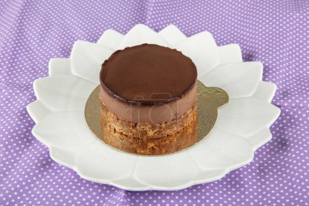 Pastel de celebración. Pastel de chocolate decorado con arándanos, galletas y chocolates. Puesta plana de la torta de cumpleaños marrón.